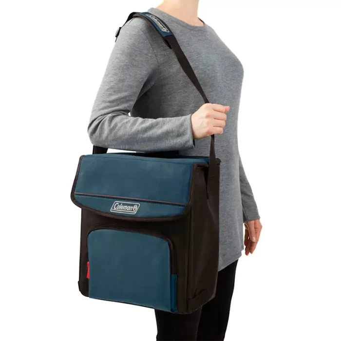 Mujer con Conservadora Bolso Térmico Coleman Plegable 34 Latas 30hs colgando de su hombro