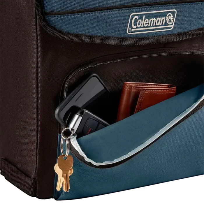 Conservadora Bolso Térmico Coleman Plegable 34 Latas 30hs con elementos personales asomando de uno de sus bolsillos exteriores