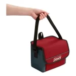 Mano asiendo por la correa una Conservadora Bolso Térmico Coleman Plegable 9 Latas 16hs