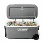 Conservadora Chest 100qt Con Ruedas Made In Usa - Rock Gray con tapa abierta y productos en su interior
