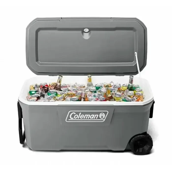 Conservadora Chest 100qt Con Ruedas Made In Usa - Rock Gray con tapa abierta y productos en su interior