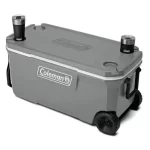 Conservadora Chest 100qt Con Ruedas Made In Usa - Rock Gray con vasos térmicos en receptáculos de la tapa