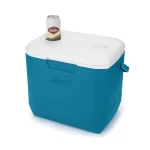 Conservadora Coleman Chiller 30QT con lata de cerveza apoyada en receptáculo de tapa