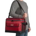 Hombre con Conservadora Coleman Collapsible Full Day Red colgando del hombro