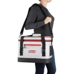 Mujer con Conservadora Coleman Marine 30 Latas colgando del hombro