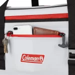 Conservadora Coleman Marine 30 Latas con elementos personales asomando de uno de sus bolsillos