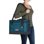 Mujer con Conservadora Coleman Soft 30 Latas colgando del hombro