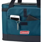 Conservadora Coleman Soft 30 Latas con elementos personales asomando de uno de sus bolsillos