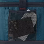 Conservadora Coleman Soft 30 Latas con elementos personales asomando de uno de sus bolsillos