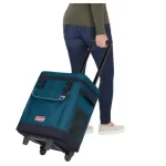 Mujer acarreando Conservadora Bolso Térmico Coleman Soft 30 Latas C/ruedas