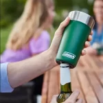 Hombre destapando cerveza con destapador de Vaso Térmico Coleman Brew Acero Inoxidable 600 Ml - Heritage Red